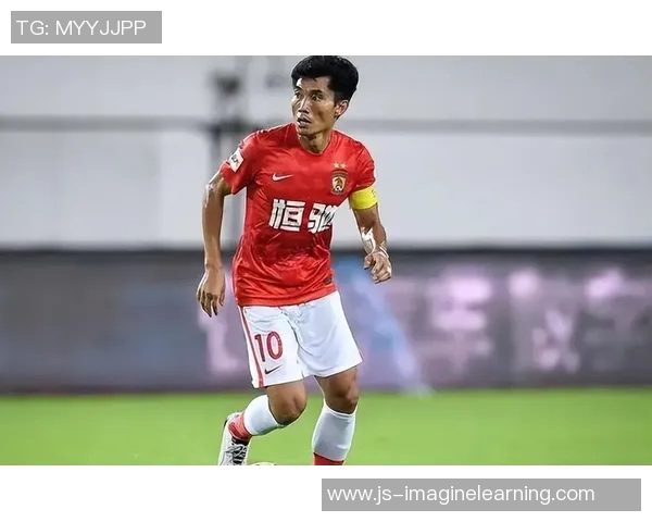 足球明星精彩瞬间展现转手指动作引发球迷热议与模仿潮流